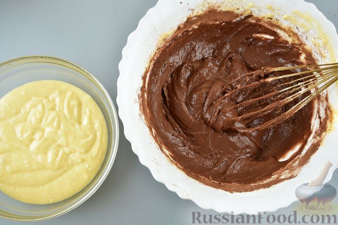 Фото приготовления рецепта: Маффины "Зебра" с шоколадной глазурью - шаг №8