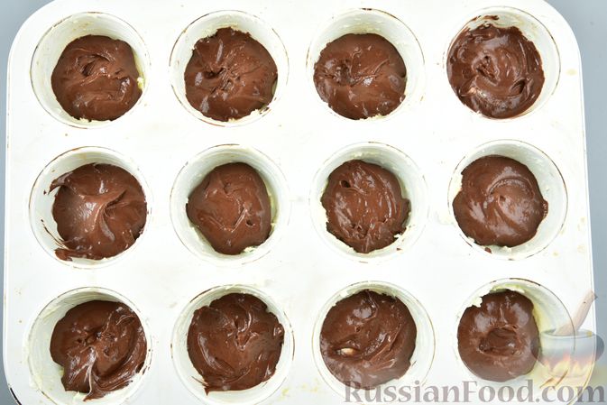 Фото приготовления рецепта: Маффины "Зебра" с шоколадной глазурью - шаг №9