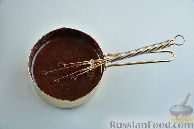 Фото приготовления рецепта: Маффины "Зебра" с шоколадной глазурью - шаг №12
