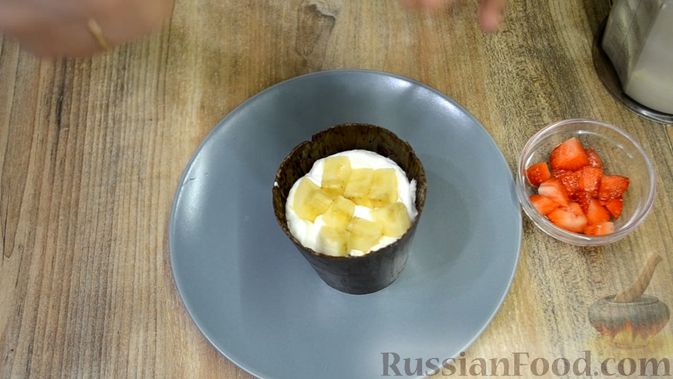 Фото приготовления рецепта: Десерт "Цветок в горшке" из шоколадного печенья и сырного крема - шаг №7