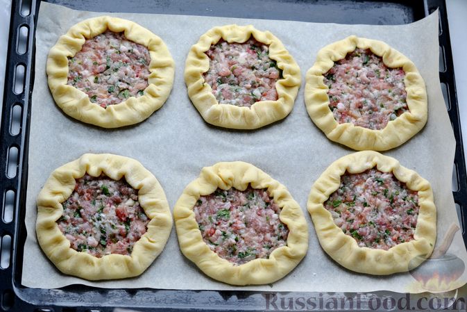 Фото приготовления рецепта: Открытые дрожжевые пирожки с начинкой из мясного фарша и зелени - шаг №22