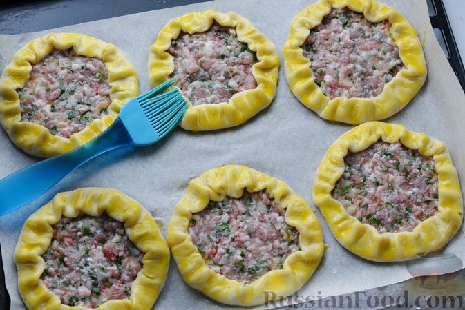 Фото приготовления рецепта: Открытые дрожжевые пирожки с начинкой из мясного фарша и зелени - шаг №23