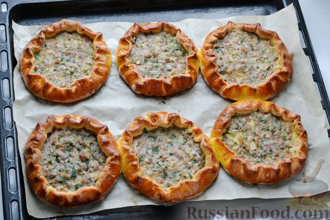 Фото приготовления рецепта: Открытые дрожжевые пирожки с начинкой из мясного фарша и зелени - шаг №24