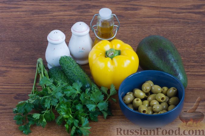 Фото приготовления рецепта: Салат с авокадо, огурцами, болгарским перцем и оливками - шаг №1