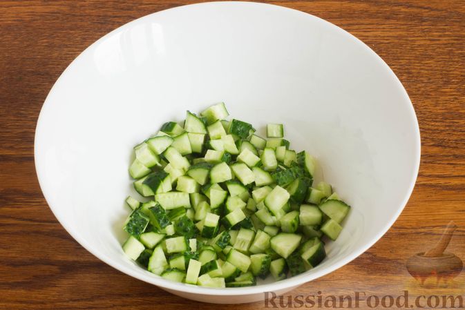 Фото приготовления рецепта: Салат с авокадо, огурцами, болгарским перцем и оливками - шаг №2