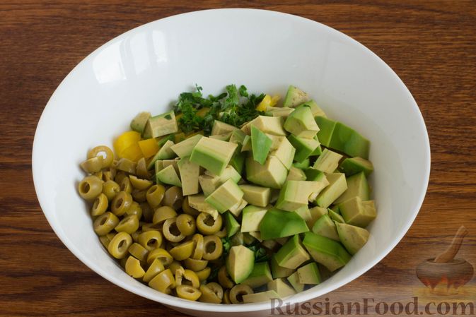 Фото приготовления рецепта: Салат с авокадо, огурцами, болгарским перцем и оливками - шаг №5