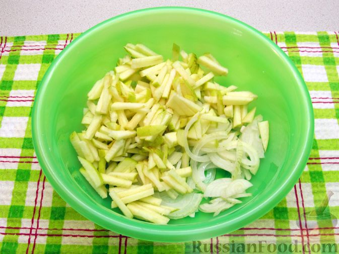 Фото приготовления рецепта: Салат с селёдкой, кукурузой, яблоком и консервированным горошком - шаг №5