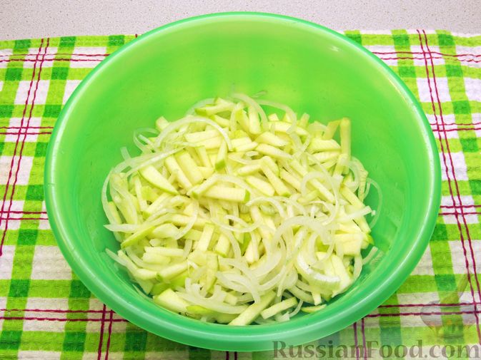 Фото приготовления рецепта: Салат с селёдкой, кукурузой, яблоком и консервированным горошком - шаг №6