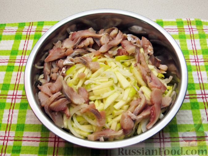 Фото приготовления рецепта: Салат с селёдкой, кукурузой, яблоком и консервированным горошком - шаг №10