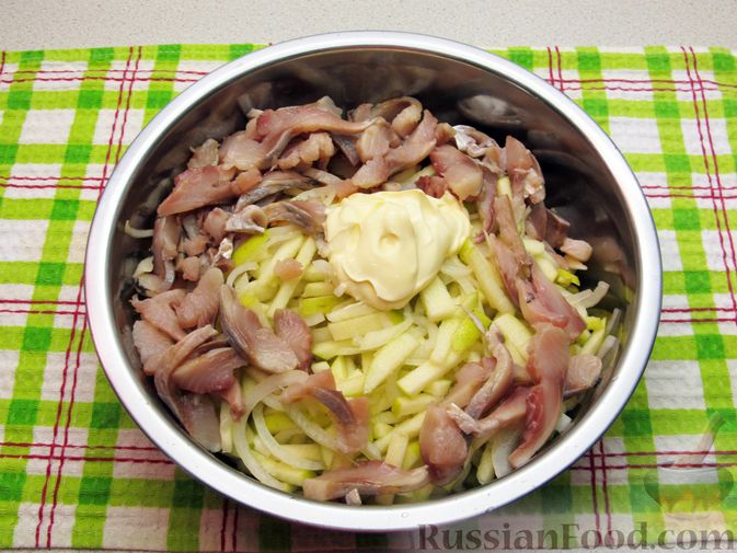 Фото приготовления рецепта: Салат с селёдкой, кукурузой, яблоком и консервированным горошком - шаг №11
