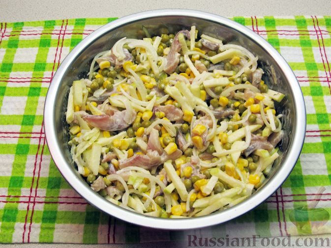 Фото приготовления рецепта: Салат с селёдкой, кукурузой, яблоком и консервированным горошком - шаг №12