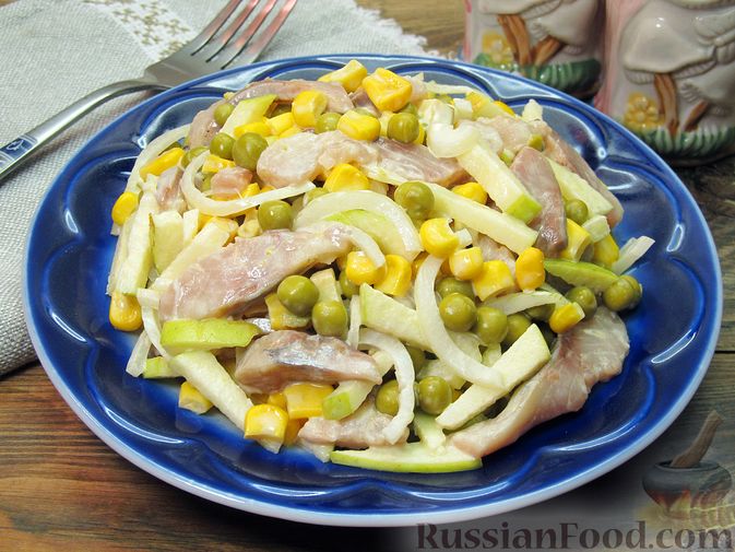 Фото к рецепту: Салат с селёдкой, кукурузой, яблоком и консервированным горошком