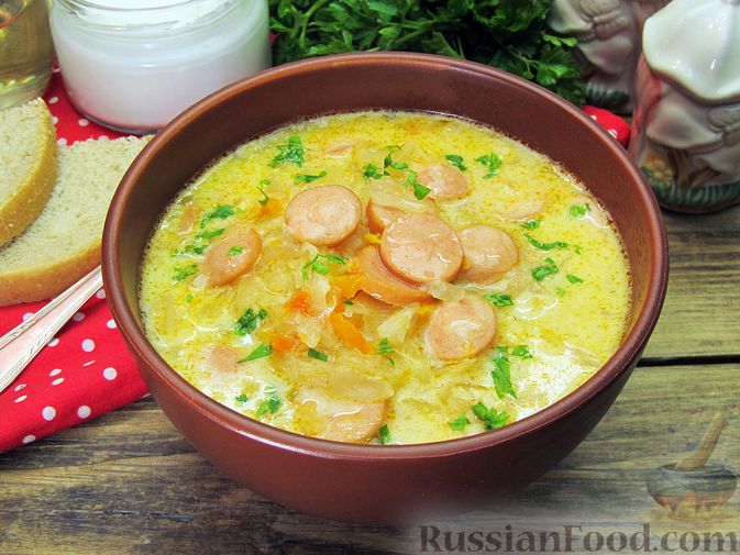 Фото к рецепту: Суп с квашеной капустой, сосисками и сметаной