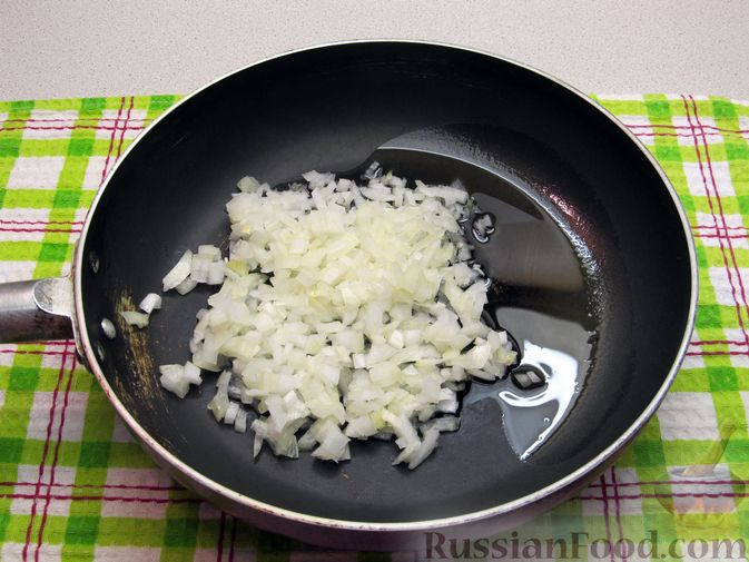 Фото приготовления рецепта: Суп с квашеной капустой, сосисками и сметаной - шаг №2