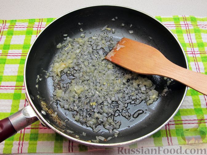 Фото приготовления рецепта: Суп с квашеной капустой, сосисками и сметаной - шаг №3