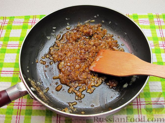 Фото приготовления рецепта: Суп с квашеной капустой, сосисками и сметаной - шаг №5