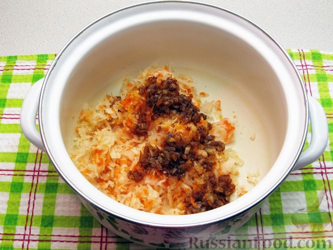 Фото приготовления рецепта: Суп с квашеной капустой, сосисками и сметаной - шаг №7