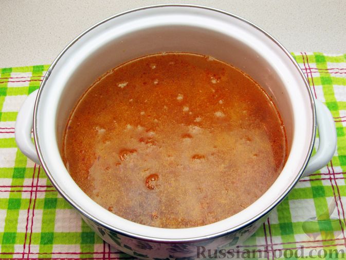 Фото приготовления рецепта: Суп с квашеной капустой, сосисками и сметаной - шаг №8