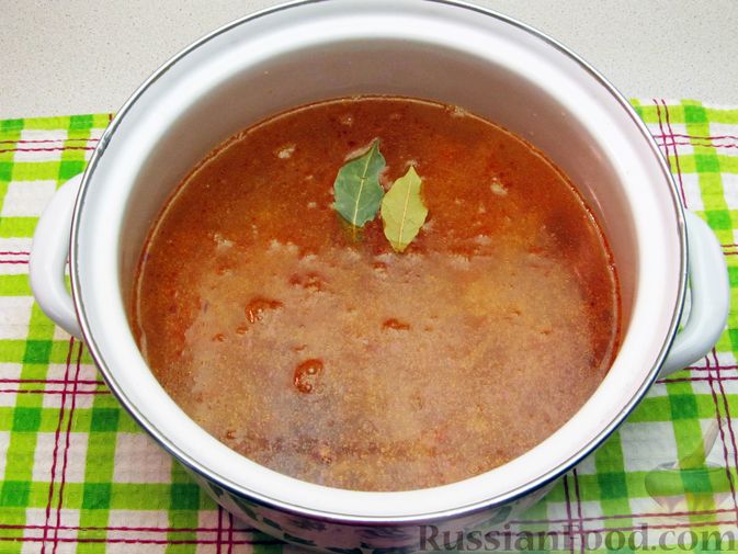 Фото приготовления рецепта: Суп с квашеной капустой, сосисками и сметаной - шаг №9