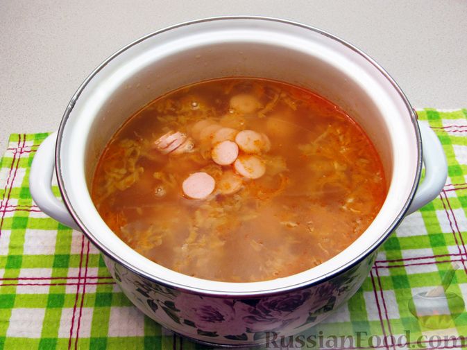 Фото приготовления рецепта: Суп с квашеной капустой, сосисками и сметаной - шаг №11