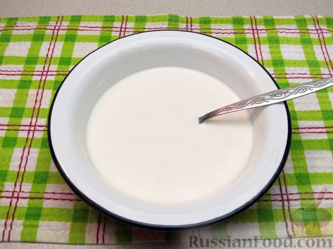 Фото приготовления рецепта: Суп с квашеной капустой, сосисками и сметаной - шаг №15