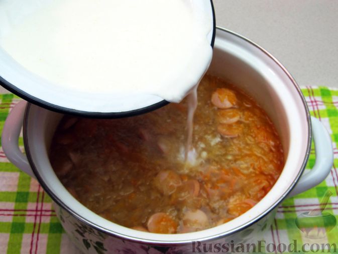 Фото приготовления рецепта: Суп с квашеной капустой, сосисками и сметаной - шаг №16