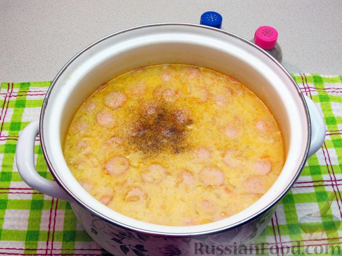 Фото приготовления рецепта: Суп с квашеной капустой, сосисками и сметаной - шаг №17