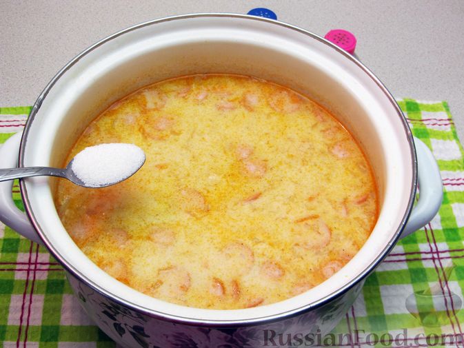 Фото приготовления рецепта: Суп с квашеной капустой, сосисками и сметаной - шаг №18