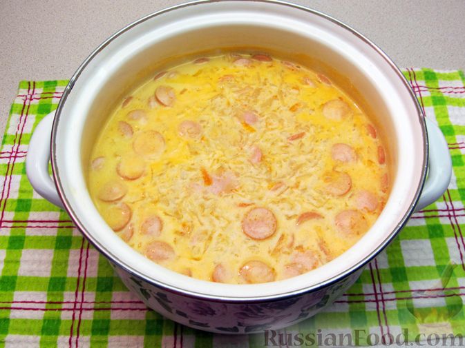 Фото приготовления рецепта: Суп с квашеной капустой, сосисками и сметаной - шаг №19
