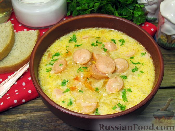 Фото приготовления рецепта: Суп с квашеной капустой, сосисками и сметаной - шаг №20