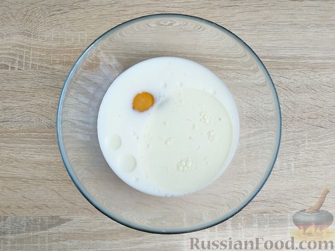 Фото приготовления рецепта: Блины с колбасой, сыром и варёными яйцами (в панировке) - шаг №2