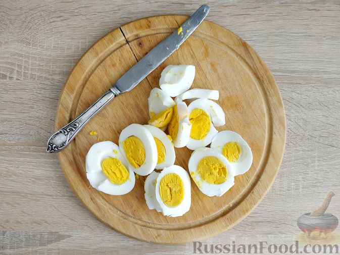 Фото приготовления рецепта: Блины с колбасой, сыром и варёными яйцами (в панировке) - шаг №9