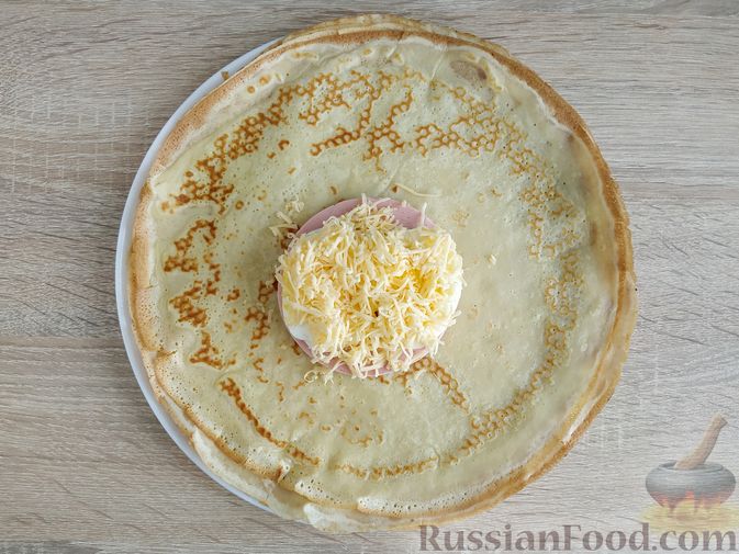 Фото приготовления рецепта: Блины с колбасой, сыром и варёными яйцами (в панировке) - шаг №14