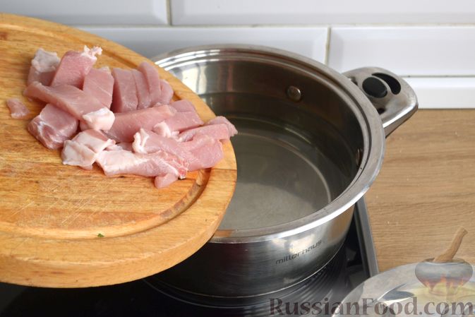 Фото приготовления рецепта: Сырный суп со свининой и картофелем - шаг №3