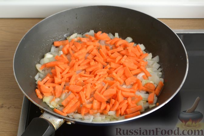 Фото приготовления рецепта: Сырный суп со свининой и картофелем - шаг №6