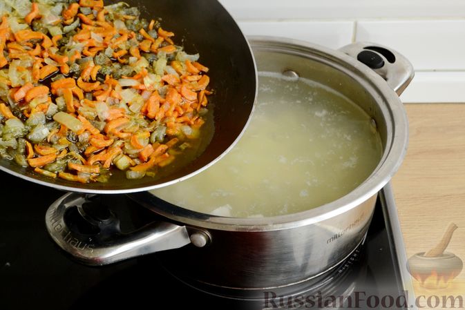 Фото приготовления рецепта: Сырный суп со свининой и картофелем - шаг №10