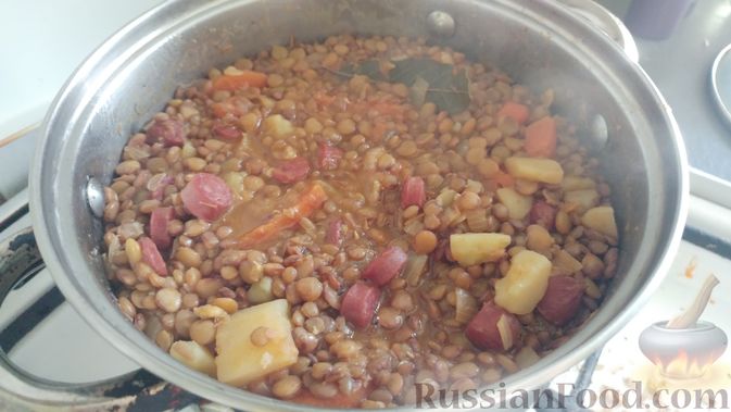 Фото приготовления рецепта: Тушёная чечевица с копчёной колбасой и овощами - шаг №17