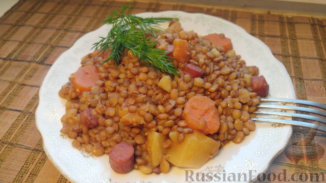 Фото к рецепту: Тушёная чечевица с копчёной колбасой и овощами