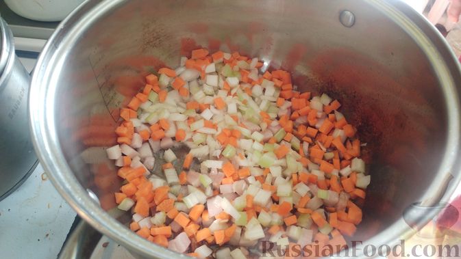 Фото приготовления рецепта: Суп с фрикадельками, овощами и перловой крупой (на курином бульоне) - шаг №19