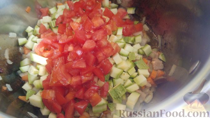 Фото приготовления рецепта: Суп с фрикадельками, овощами и перловой крупой (на курином бульоне) - шаг №20