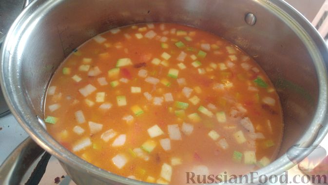 Фото приготовления рецепта: Суп с фрикадельками, овощами и перловой крупой (на курином бульоне) - шаг №21