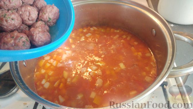 Фото приготовления рецепта: Суп с фрикадельками, овощами, шпинатом и перловкой (на курином бульоне) - шаг №23
