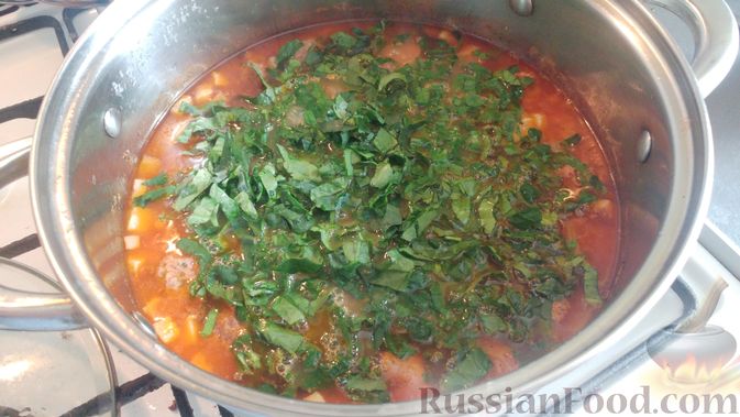Фото приготовления рецепта: Суп с фрикадельками, овощами, шпинатом и перловкой (на курином бульоне) - шаг №24