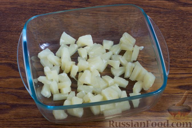 Фото приготовления рецепта: Фруктовый салат с яблоками, ананасами,  вяленой клюквой и орехами - шаг №3