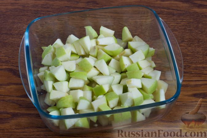 Фото приготовления рецепта: Фруктовый салат с яблоками, ананасами,  вяленой клюквой и орехами - шаг №4