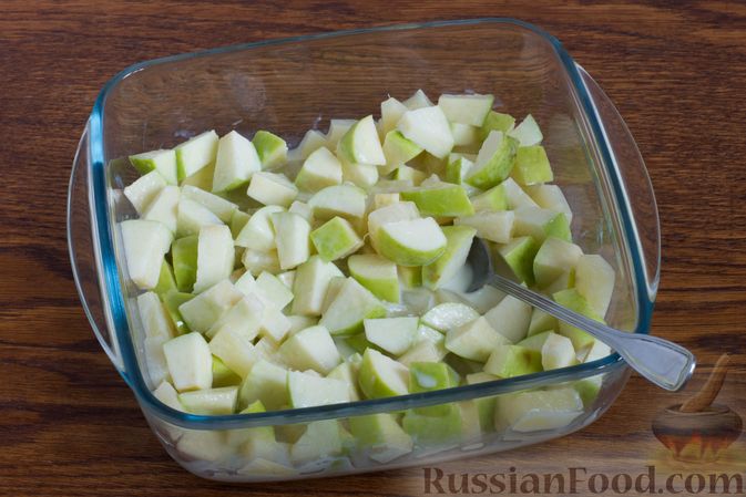 Фото приготовления рецепта: Фруктовый салат с яблоками, ананасами,  вяленой клюквой и орехами - шаг №5
