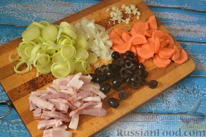 Фото приготовления рецепта: Чечевица с беконом, маслинами, морковью и луком - шаг №2