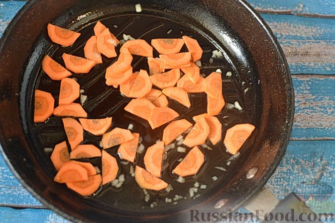 Фото приготовления рецепта: Чечевица с беконом, маслинами, морковью и луком - шаг №4