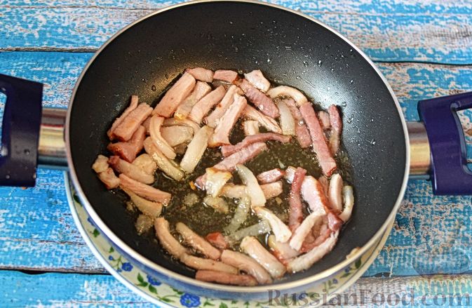 Фото приготовления рецепта: Чечевица с беконом, маслинами, морковью и луком - шаг №7