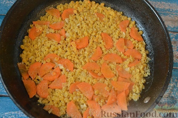 Фото приготовления рецепта: Чечевица с беконом, маслинами, морковью и луком - шаг №6
